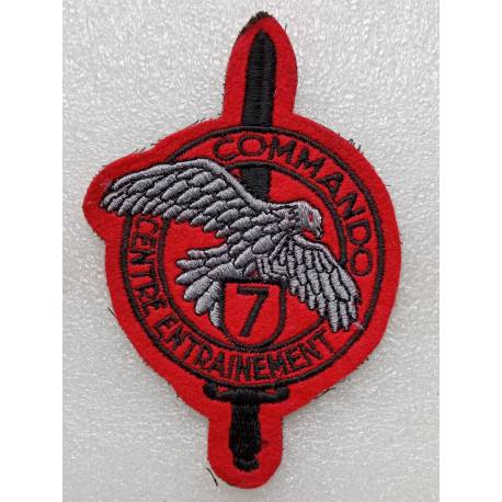 Centre d'Entrainement Commando 7 fonds rouge broderie noire (tissu)