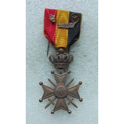 Belgique : Croix de Guerre avec ruban tricolore belge chargé d'une palme et de deux agrafes