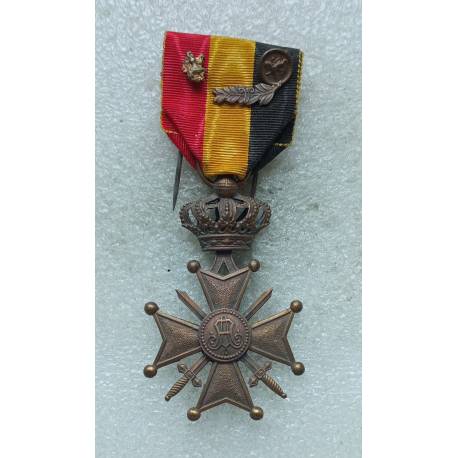 Belgique : Croix de Guerre avec ruban tricolore belge chargé d'une palme et de deux agrafes