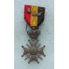 Belgique : Croix de Guerre avec ruban tricolore belge chargé d'une palme et de deux agrafes